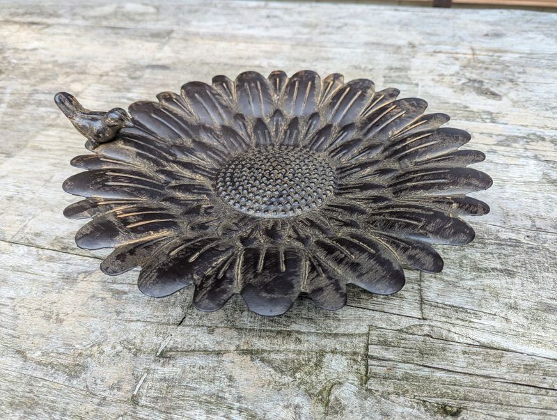 Vogeltränke Blüte mt Vogel, Metall, brauntönig gewischt; auf 4 Füßchen stehend; dm 30cm H6,5cm Vogeltränke Blüte mt Vogel, Metall, brauntönig gewischt; auf 4 Füßchen stehend; dm 30cm H6,5cm