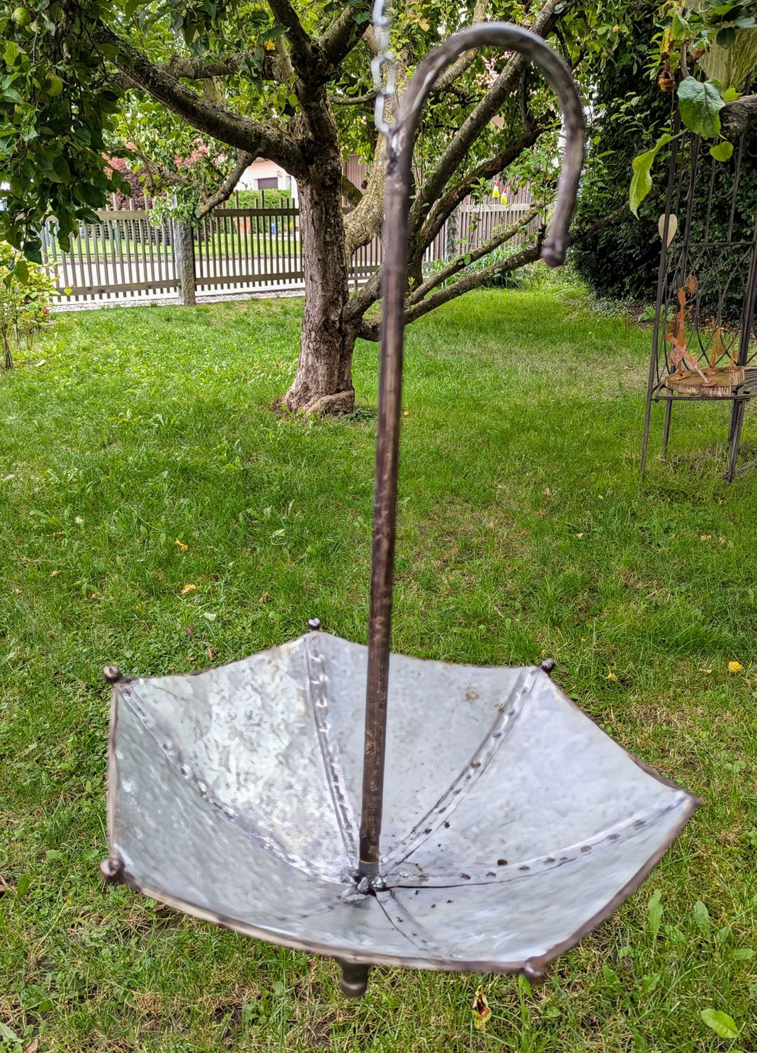Schirm Metall für Bepflanzung oder Vogelfutter; verzinkt; mit Kette; nicht wasserdicht; H43cm + Kette 40cm, dm 24cm