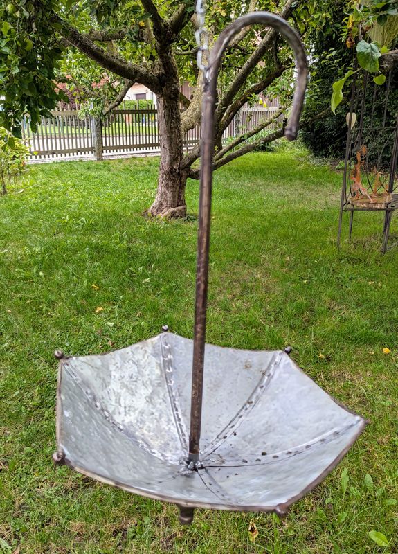 Schirm Metall für Bepflanzung oder Vogelfutter; verzinkt; mit Kette; nicht wasserdicht; H43cm + Kette 40cm, dm 24cm