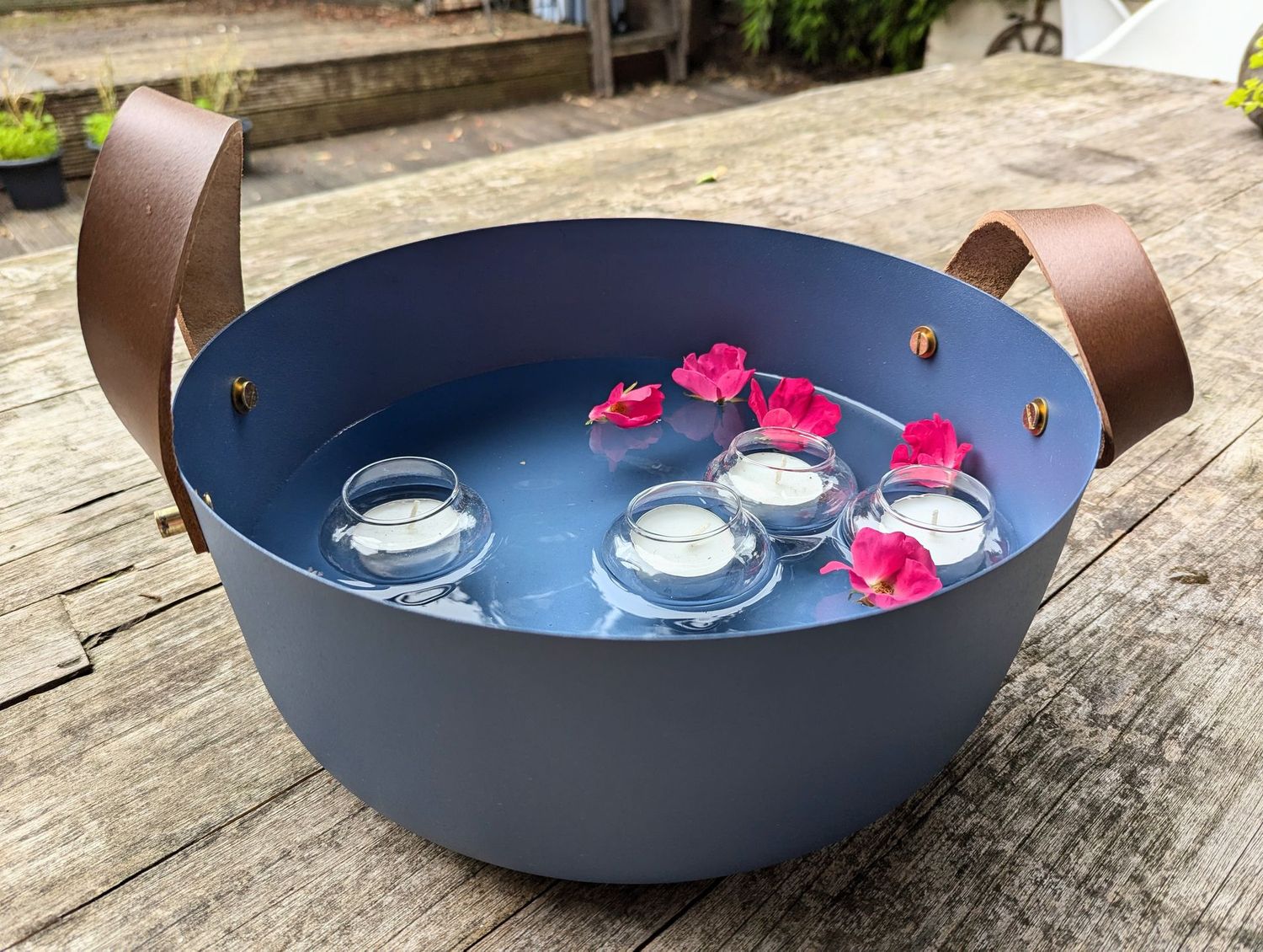 Schüssel Aluminium; mit Kunstlederhenkel edel verschraubt; pistazienfarben beschichtet;  H15 dm 38,5cm;