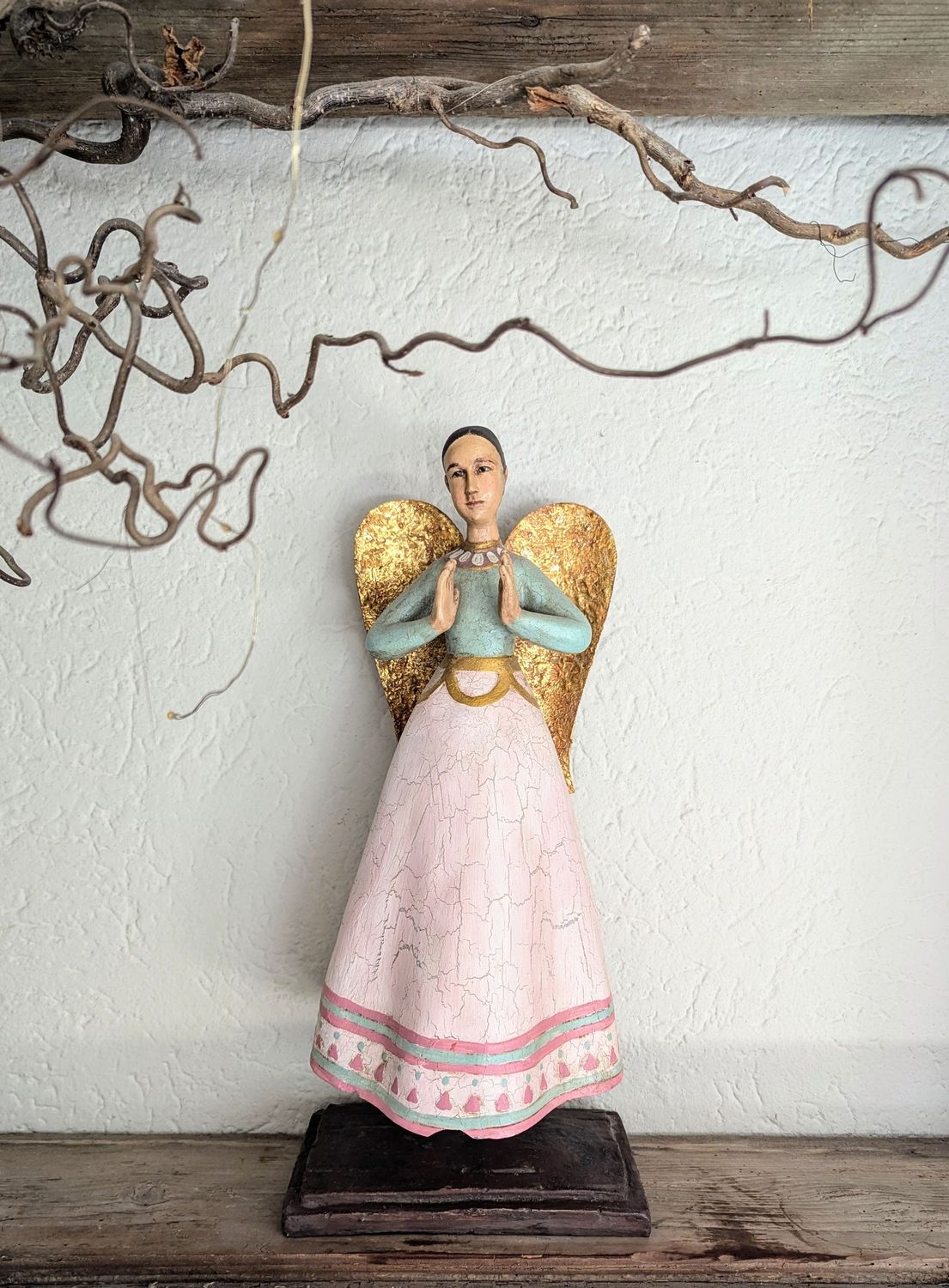 Engel Lausanne Kunstharz auf Sockel; Flügel Pappmache, Vintageoptik; rosè mint; H45cm B19cm, Sockel 20x13. ACHTUNG-kleines Stück am Kleid abgebrochen, daher SONDERPREIS statt 85,00 nur 70,00