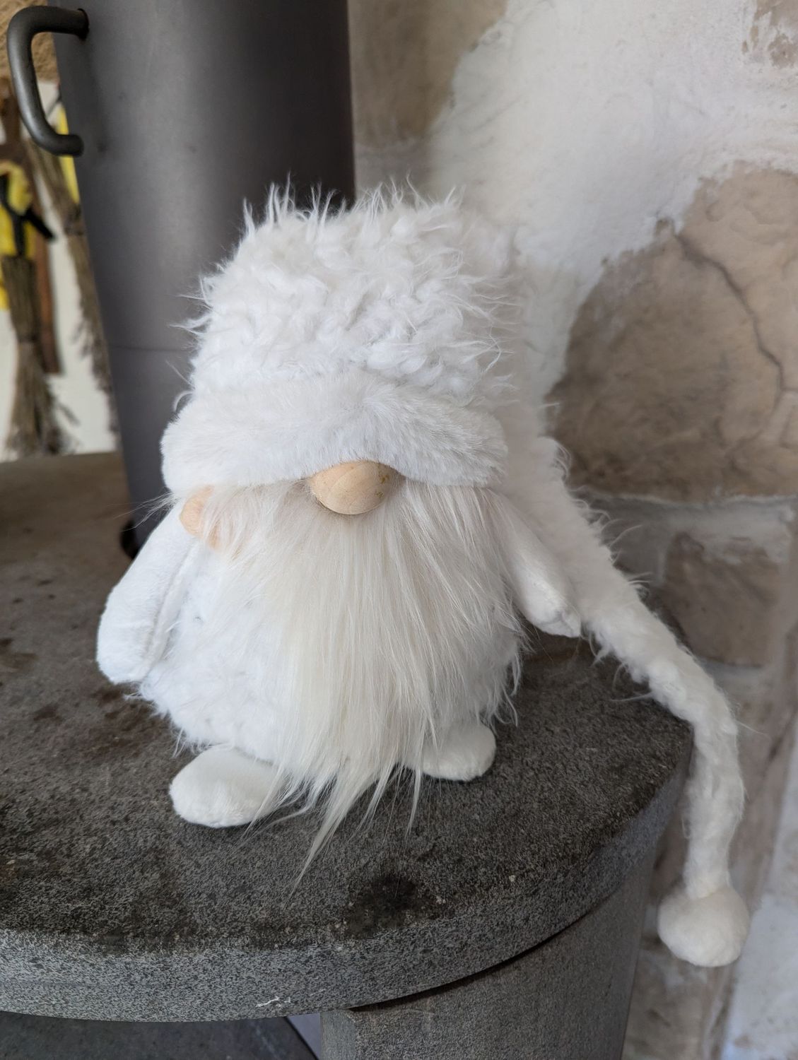 Wichtel "Schneebart" Plüsch/Bart Kunstfell; Holznase; mit Füßchen; schneeweiß; H23cm B17cm T12cm;