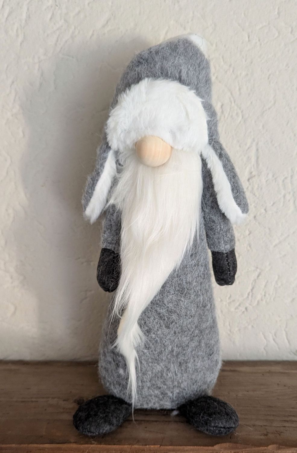 Wichtel "Islando"Filz/Plüsch,Bart Kunstfell; Holznase; hellgrau/weiß; H37cm Dm 11cm; mit Füßchen;