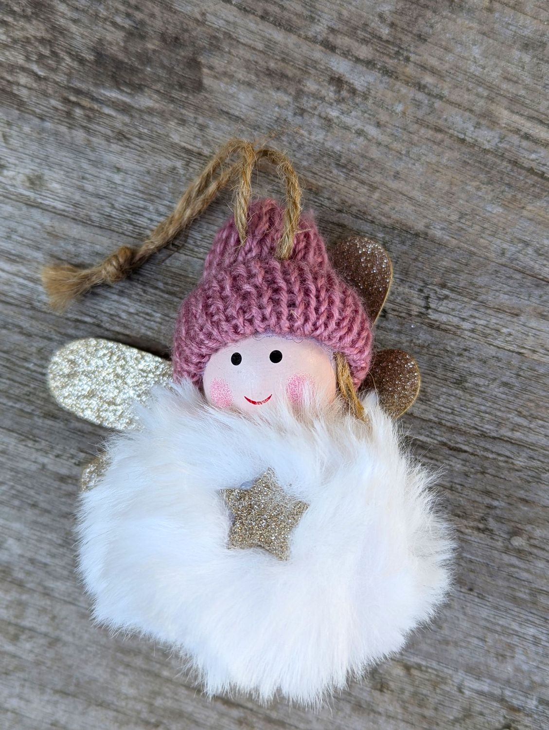 Engel Mathilda zum Hängen, Plüsch/Wolle; schneeweiß  mit altrose Mütze; H10cm Dm 6cm; Jutebändchen L7cm