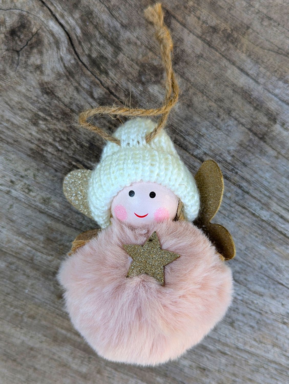 Engel Margitta zum Hängen, Plüsch/Wolle; rose mit cremefarbener Mütze; H10cm Dm 6cm; Jutebändchen L7cm