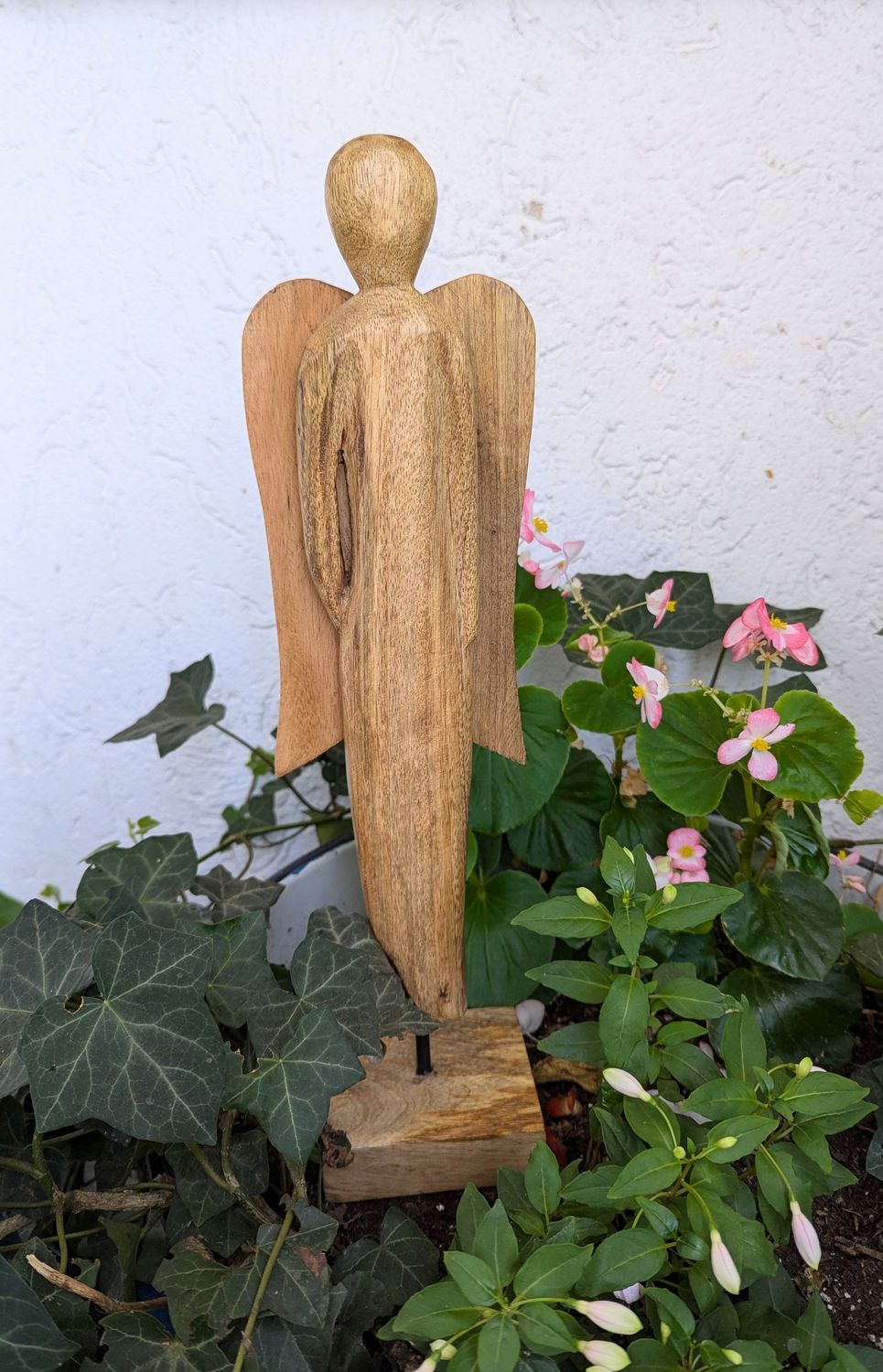 Engel Jeziel, Holz, auf Holzsockel; H44,5cm B12cm; Sockel 10x9cm;