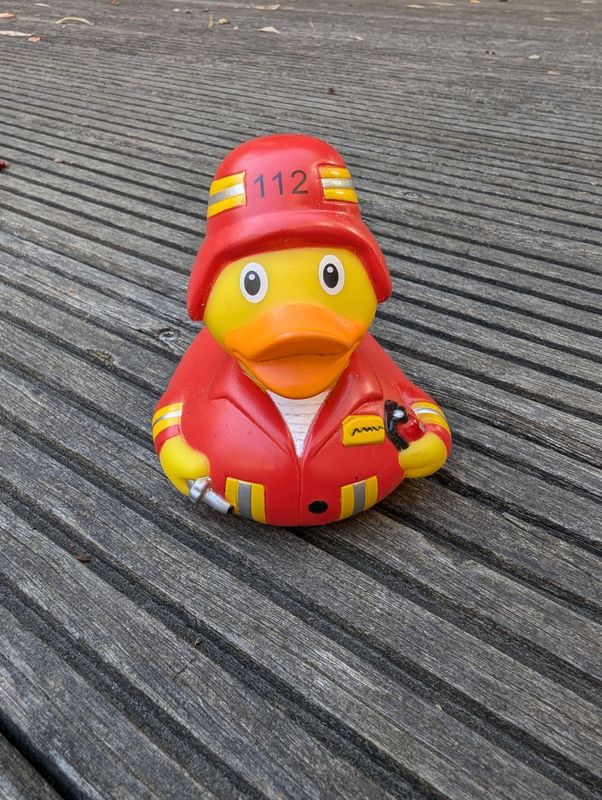 Quietschente Quietschente "Feuerwehrmann"; H8cm L9cm B7,5cm