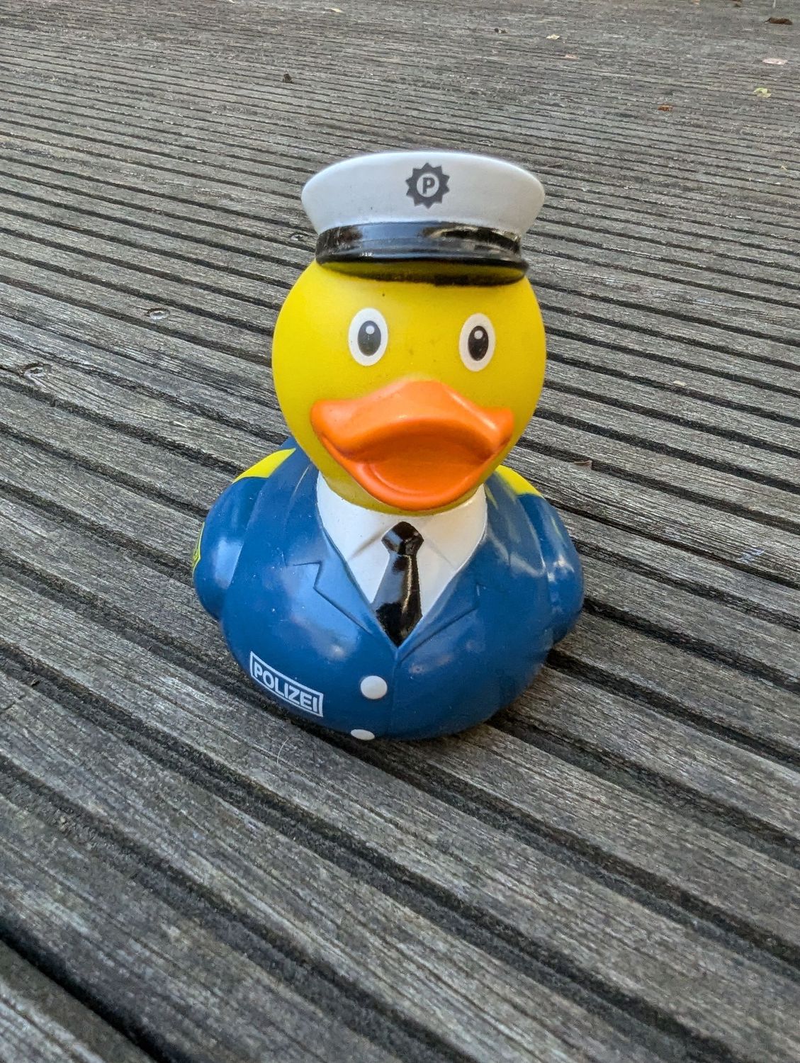 Quietschente "Polizist"; H8cm L9cm B7,5cm