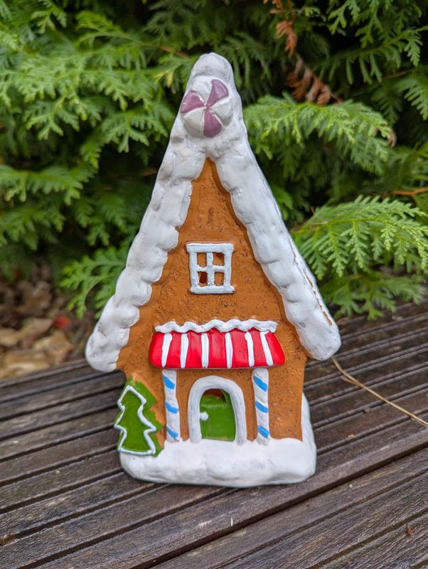 Lebkuchenhaus Kunstharz, inkl. Beleuchtung; H20cm B11cm T9,5cm (inkl Batterie)