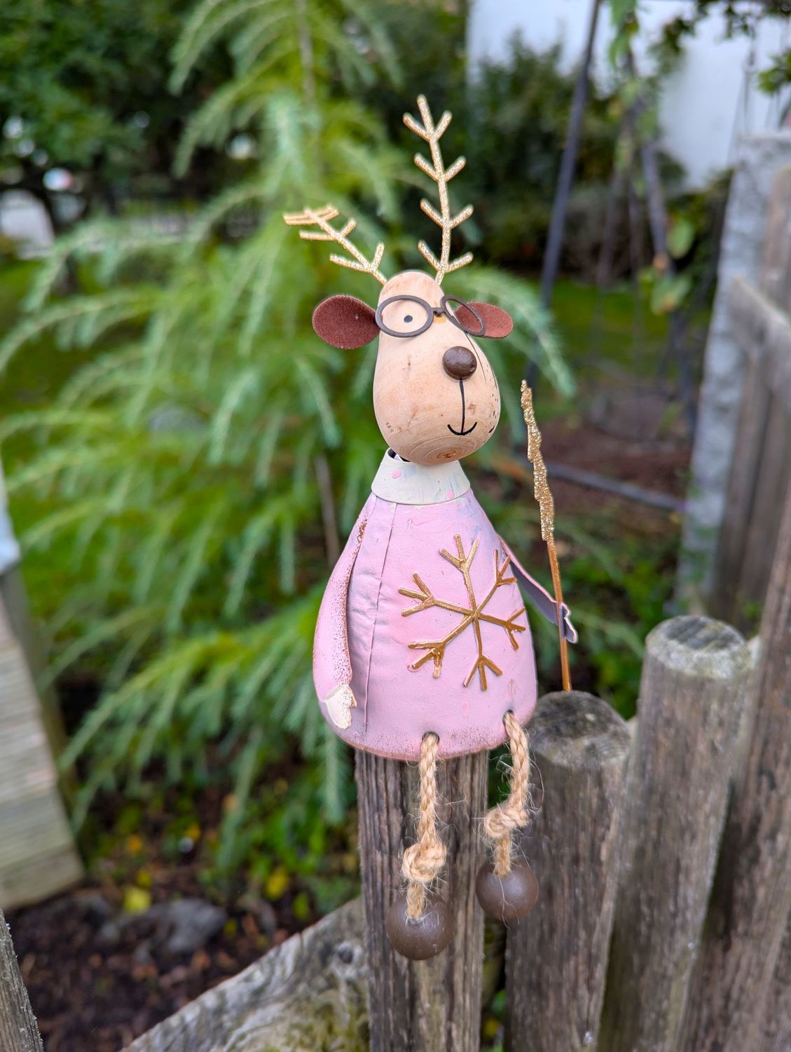 Hirschfigur Elschi, Metall; altrose mit glittergoldener Schneeflocke und Baum; Füßchen Juteschnur, Kopf Holz; H17cm B9cm;
