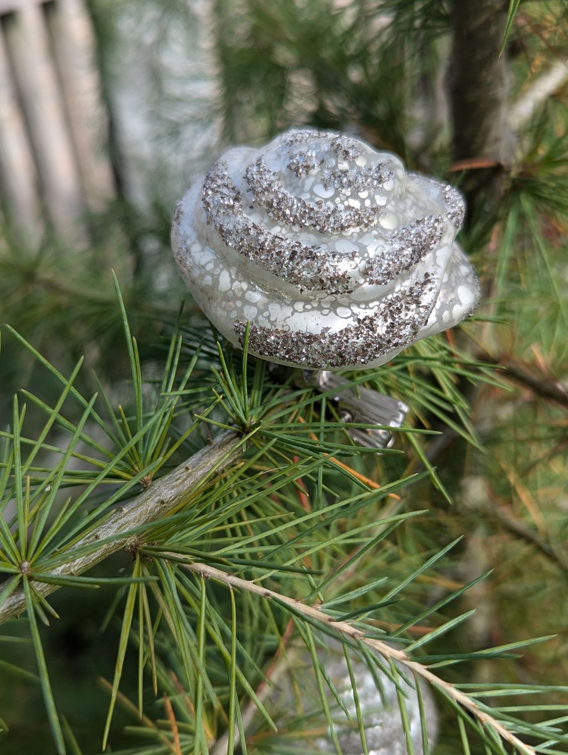 Baumschmuck Clip Rose Silber verglittert; Glas, Metallzwicker; Dm 7cm; Clipöffnung für Ast mit Dm bis 0,8cm
