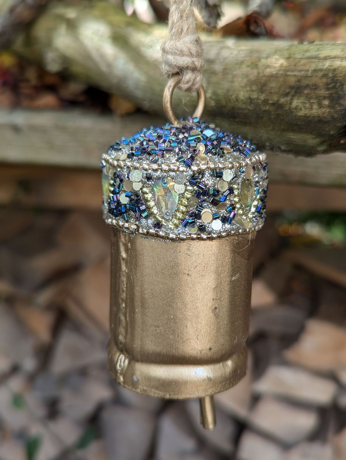 Glöckchen Metall, gold mit Straß- und Glasperlen bestückt; zum Hängen mit Jutebändchen; H9cm Dm 4,5cm; BändchenL 9cm