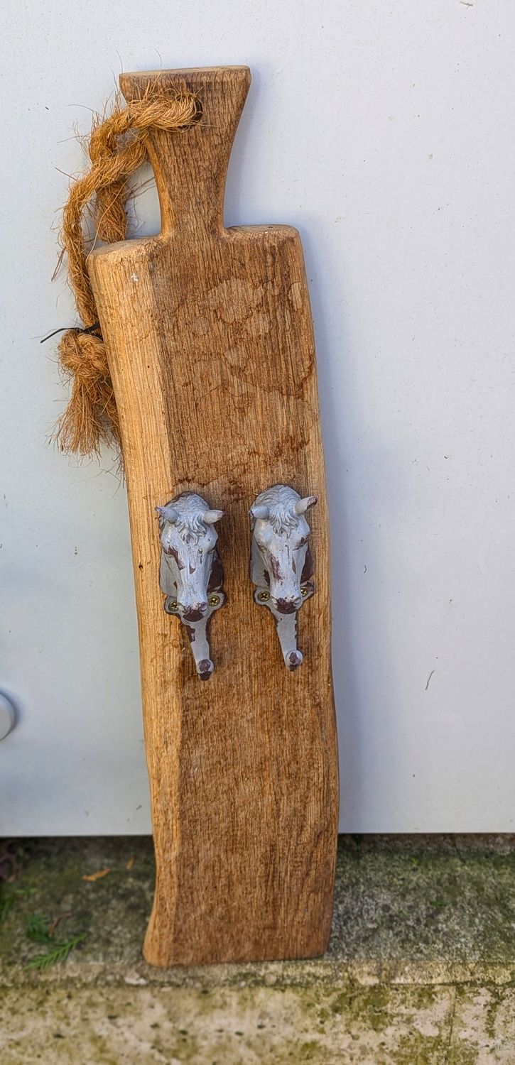 Wandhänger Eichenholz mit 2 Pferdekopfhaken Metall; UNIKAT; L66cm B14cm H2,5cm; mit Sisalkordel zum Aufhängen