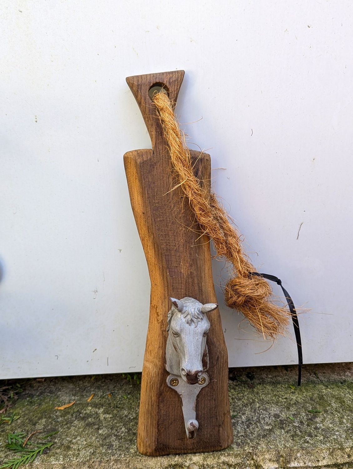 Wandhänger Eichenholz mit  Pferdekopfhaken Metall; UNIKAT; L36cm B6-9cm H2cm; mit Sisalkordel zum Aufhängen