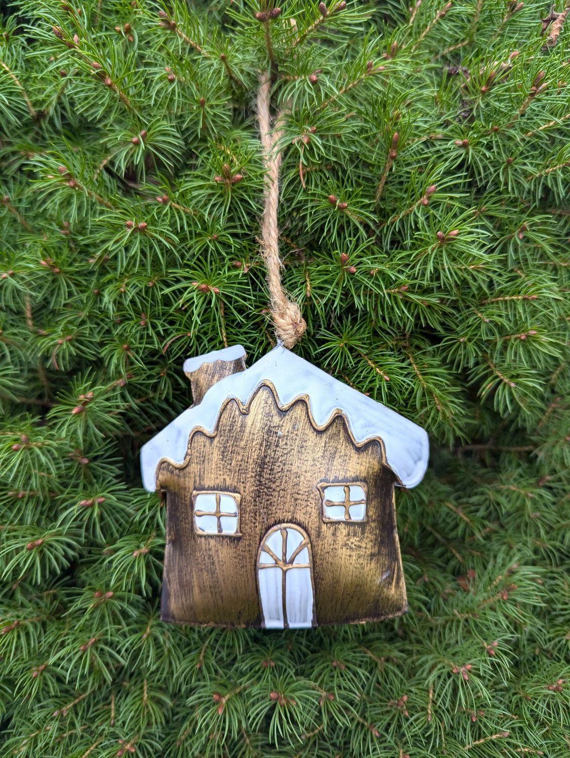 Hänger Winterhaus Metall, gold/weiß; beidseitig bemalt; mit Judekordel; H 10cm B 8-10cm T 1,8cm; Kordel L 10cm