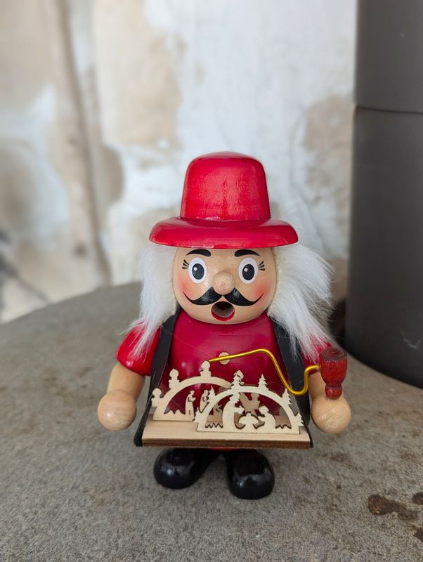 Räuchermännchen Kunsthandwerker, Holz; Handarbeit; H12cm B8cm T7cm; für Räucherkegel Räuchermännchen Kunsthandwerker, Holz; Handarbeit; H12cm B8cm T7cm; für Räucherkegel
