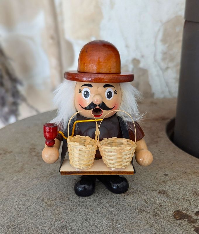 Räuchermännchen Korbmacher, Holz; Handarbeit; H12cm B8cm T7cm; für Räucherkegel Räuchermännchen Korbmacher, Holz; Handarbeit; H12cm B8cm T7cm; für Räucherkegel