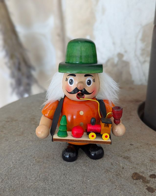 Räuchermännchen Spielzeugmacher, Holz; Handarbeit; H12cm B8cm T7cm; für Räucherkegel Räuchermännchen Spielzeugmacher, Holz; Handarbeit; H12cm B8cm T7cm; für Räucherkegel