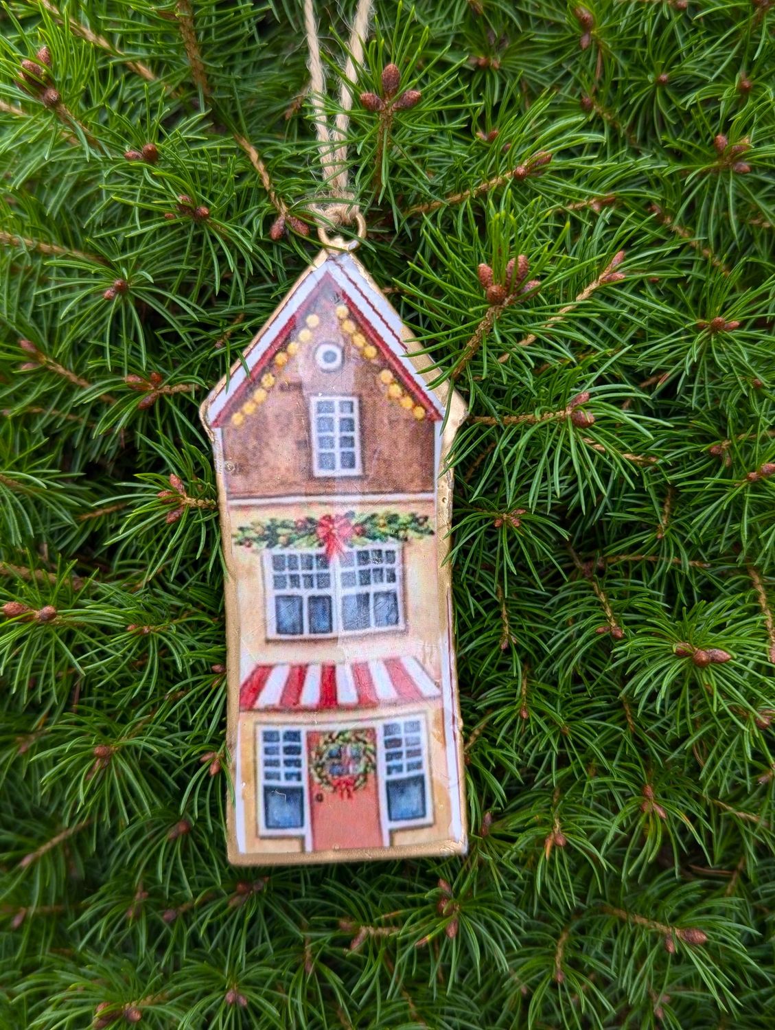 Nostalgischer Hänger weihnachtliches Haus, Metall, braun; beidseitig; mit Jutebändchen; H10cm B4cm T1cm