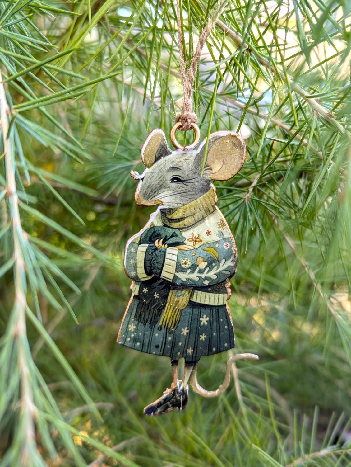 Nostalgischer Hänger Weihnachtsmaus Frau Rottenbaum; Metall; 2 seitig; in diversen Grüntönen; H10cm B4-5,5cm T0,5cm