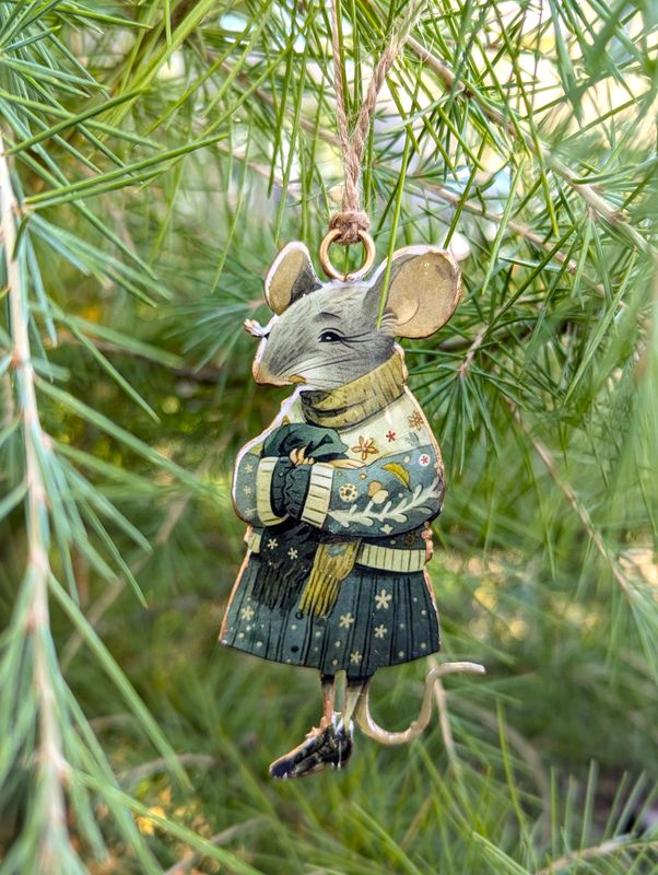 Nostalgischer Hänger Weihnachtsmaus Frau Rottenbaum; Metall; 2 seitig; in diversen Grüntönen; H10cm B4-5,5cm T0,5cm