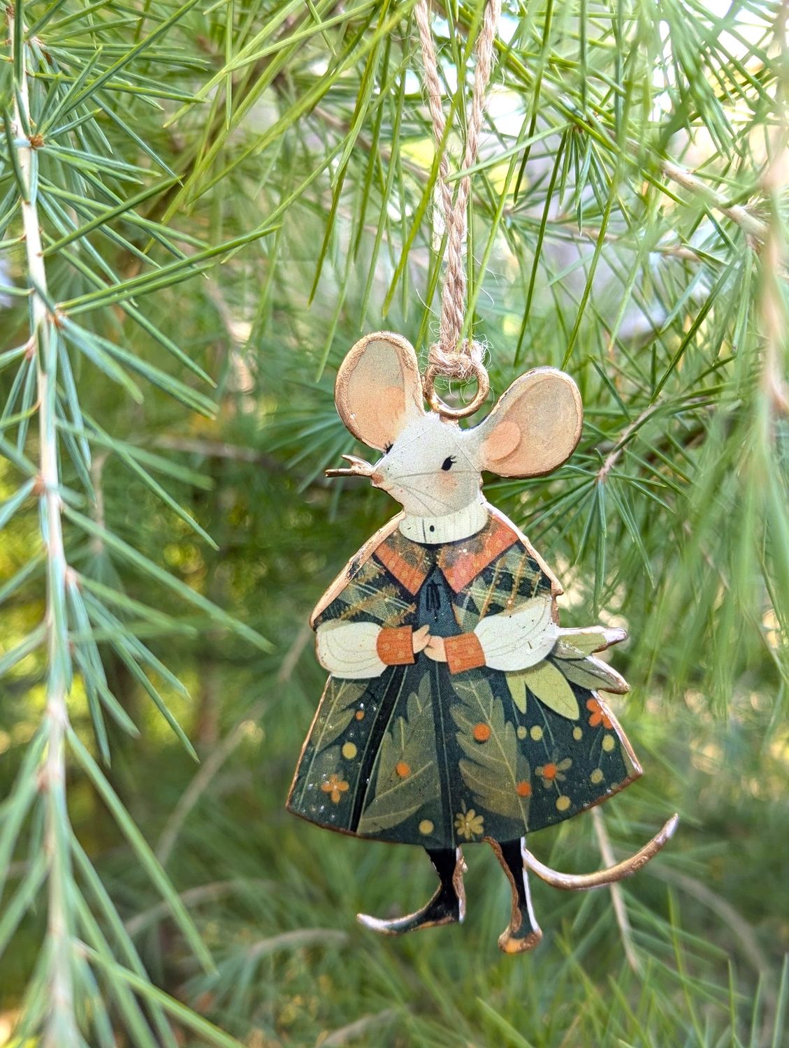 Nostalgischer Hänger Weihnachtsmaus Frau Lundengrub; Metall; 2 seitig; in diversen Grüntönen; H10cm B4-5,5cm T0,5cm
