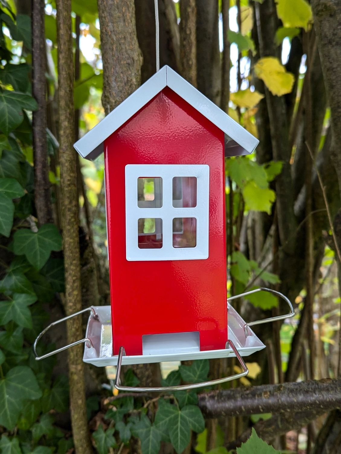 Vogelfutterhaus Metall rot/weiß; nordisch winterlich; 4 ausklappbare Metallügel zum Sitzen; Drahtseil ummantelt zum Hängen; H19cm B12cm T12cm; SeilL25cm