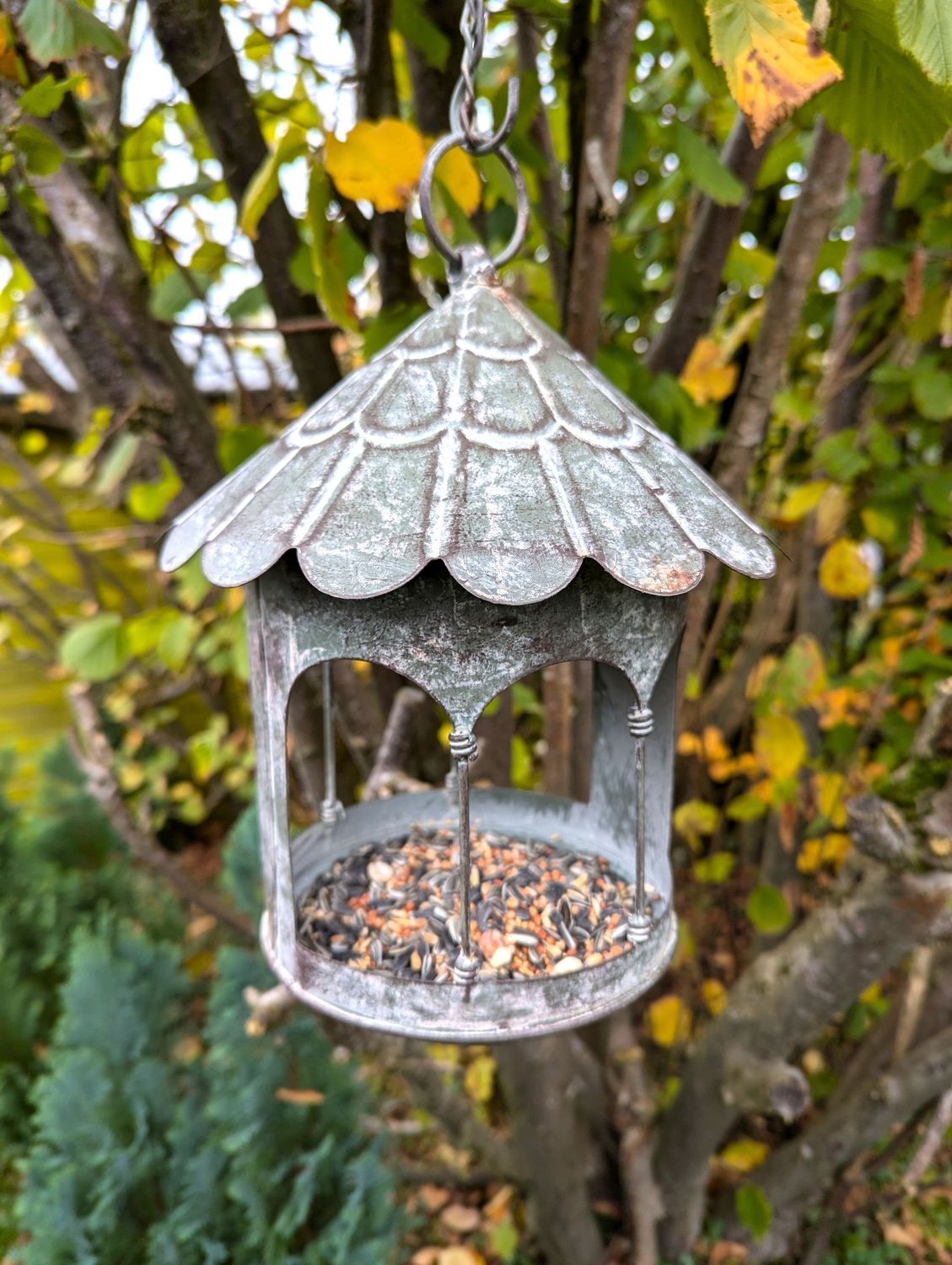 Vogelfutter-Türmchen Metall, grau-weiß gewischt; mit Kette zum Aufhängen; H25cm Dm22cm, KetteL31cm;
