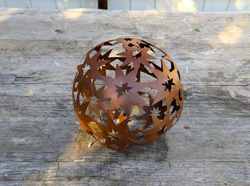 Dekokugel Winterstern zum Hängen oder Legen, Metall braun beschichtet; Dm 18cm; Dekokugel Winterstern zum Hängen oder Legen, Metall braun beschichtet; Dm 18cm;