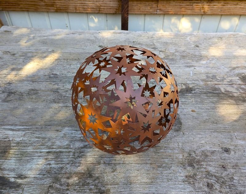 Dekokugel Winterstern zum Hängen oder Legen, Metall braun beschichtet; Dm 23cm; Dekokugel Winterstern zum Hängen oder Legen, Metall braun beschichtet; Dm 23cm;