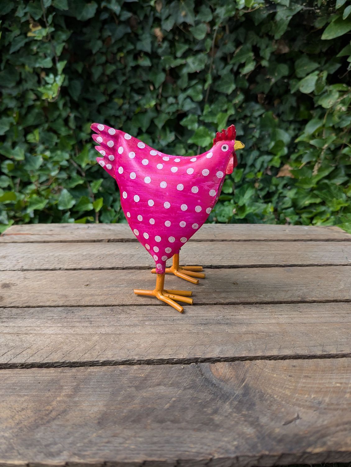 Dekofigur Hühnchen Metall pink, weiße Punkte; H16,5cm L13,5cm T6-9cm