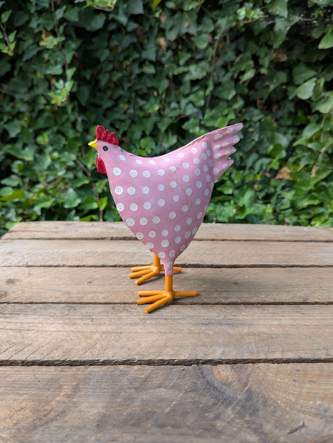 Dekofigur Hühnchen Metall hellrosé , weiße Punkte; H16,5cm L13,5cm T6-9cm