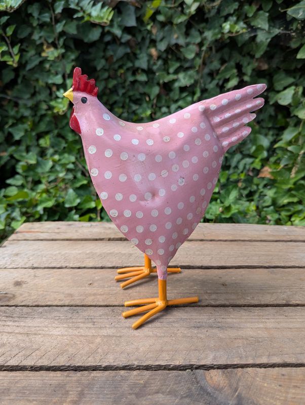 Dekofigur Huhn Metall hellrosé, weiße Punkte; H 23cm L 19,5cm T 7-10cm Dekofigur Huhn Metall hellrosé, weiße Punkte; H 23cm L 19,5cm T 7-10cm