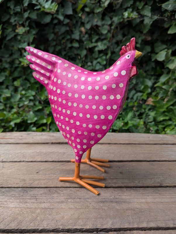 Dekofigur Huhn Metall pink, weiße Punkte; H 23cm L 19,5cm T 7-10cm Dekofigur Huhn Metall pink, weiße Punkte; H 23cm L 19,5cm T 7-10cm