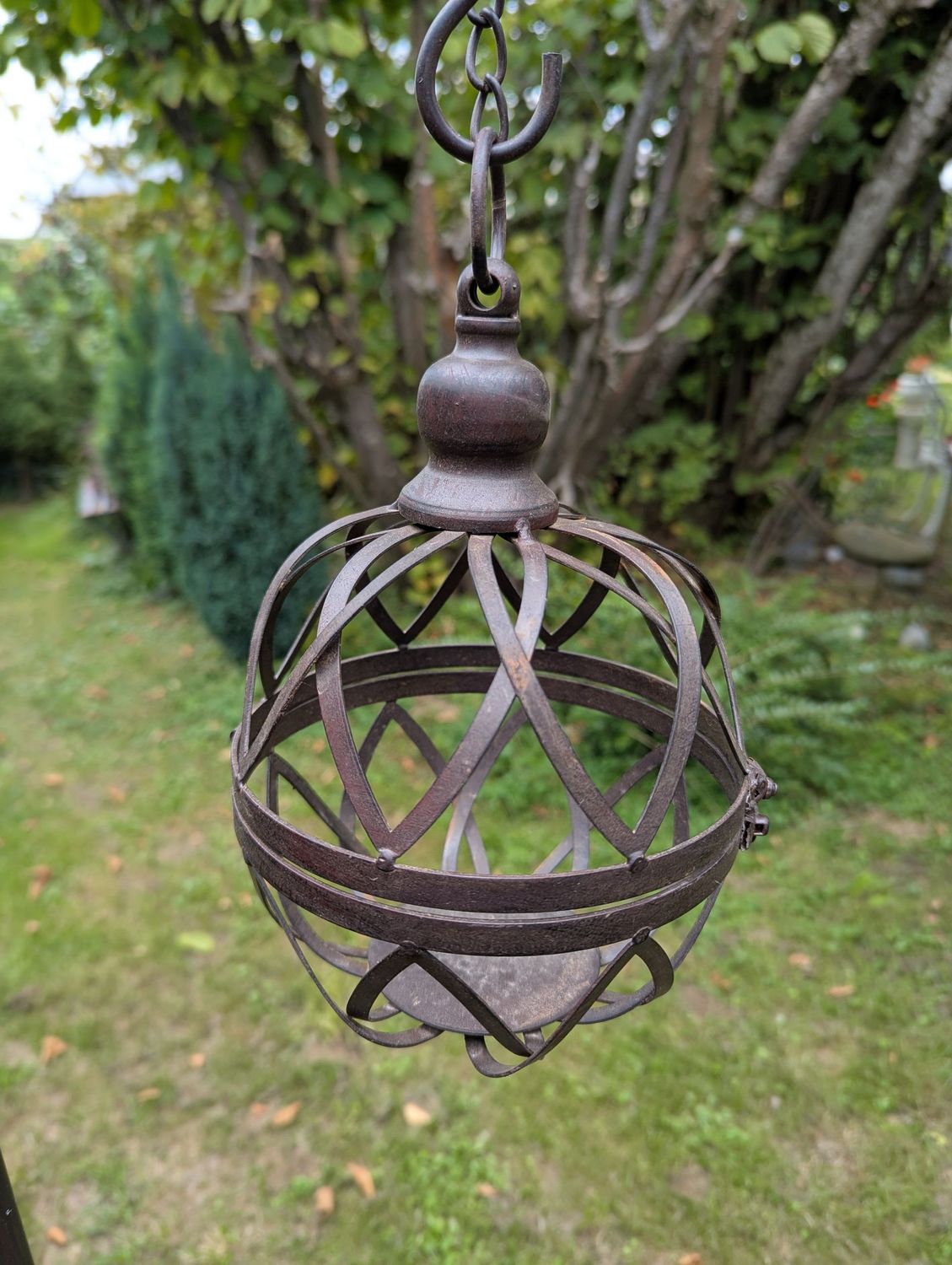 Dekokugel Metall, braun, zum Öffnen und Hängen; H 22,5cm Kette L 26cm Kugelteller Dm 8cm