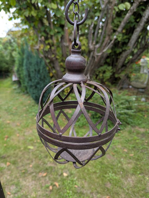 Dekokugel Metall, braun, zum Öffnen und Hängen; H 22,5cm Kette L 26cm Kugelteller Dm 8cm Dekokugel Metall, braun, zum Öffnen und Hängen; H 22,5cm Kette L 26cm Kugelteller Dm 8cm