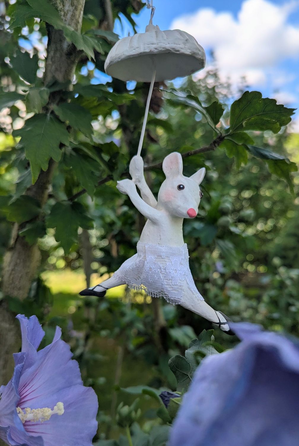 Dekohänger Ballerina Maus, Kunstharz, mit Stofftutu und Regenschirm; nach unten schauend; handbemalt; H14cm B bis 9,5cm