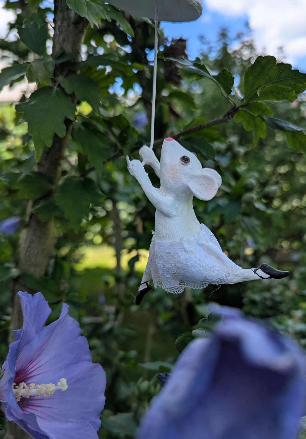 Dekohänger Ballerina Maus, Kunstharz, mit Stofftutu und Regenschirm; nach oben schauend; handbemalt; H17cm B bis 9,5cm