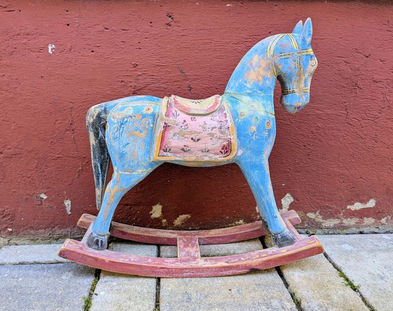 Schaukelpferd aus altem Holz, türkisgehaltene hochwertige Patina, handgearbeitet; H40,5cm L43cm B bis 17,5cm Schaukelpferd aus altem Holz, türkisgehaltene hochwertige Patina, handgearbeitet; H40,5cm L43cm B bis 17,5cm