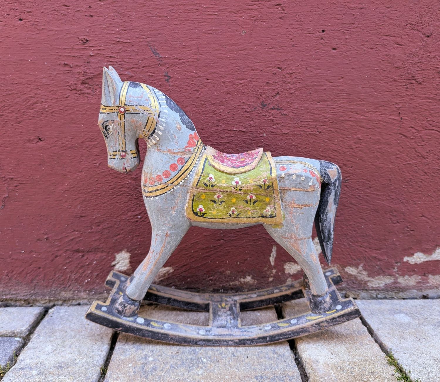 Schaukelpferd aus altem Holz, graublaue hochwertige Patina, handgearbeitet; H30cm L31cm B bis 8,5cm