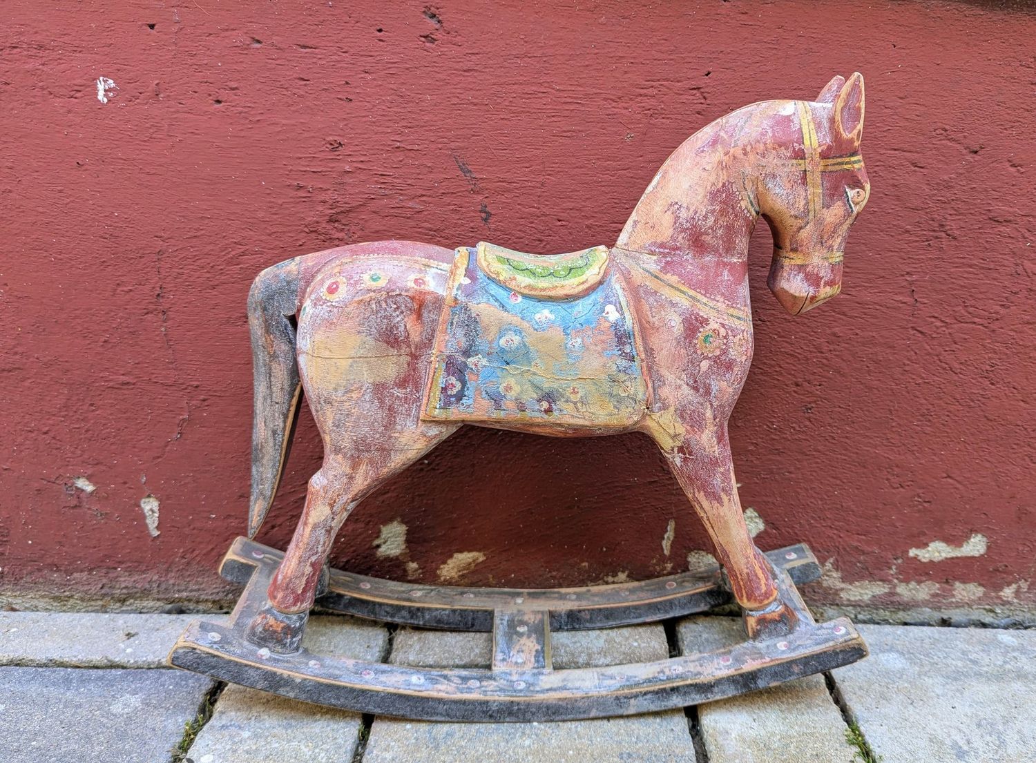 Schaukelpferd aus altem Holz, rotbraune hochwertige Patina, handgearbeitet; H30cm L31cm B bis 8,5cm