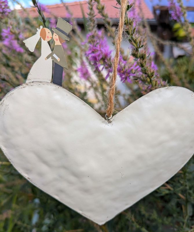 Herz Metall cremefarben mit Hochzeitspaar zum Hängen; H14cm Band L4,5cm B18cm Herz Metall cremefarben mit Hochzeitspaar zum Hängen; H14cm Band L4,5cm B18cm