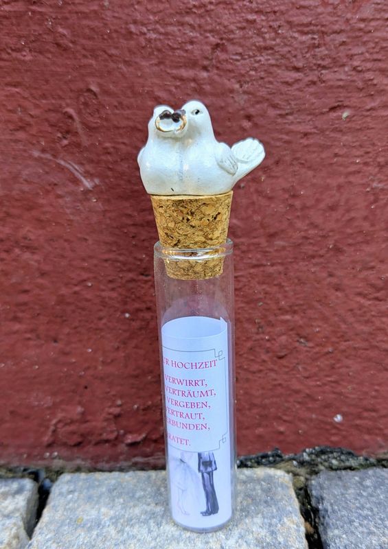 Geldgeschenk-Röhrchen Glas mit nettem Spruchzettel -austauschbar; Taubenkorken; H14cm Dm2cm Geldgeschenk-Röhrchen Glas mit nettem Spruchzettel -austauschbar; Taubenkorken; H14cm Dm2cm