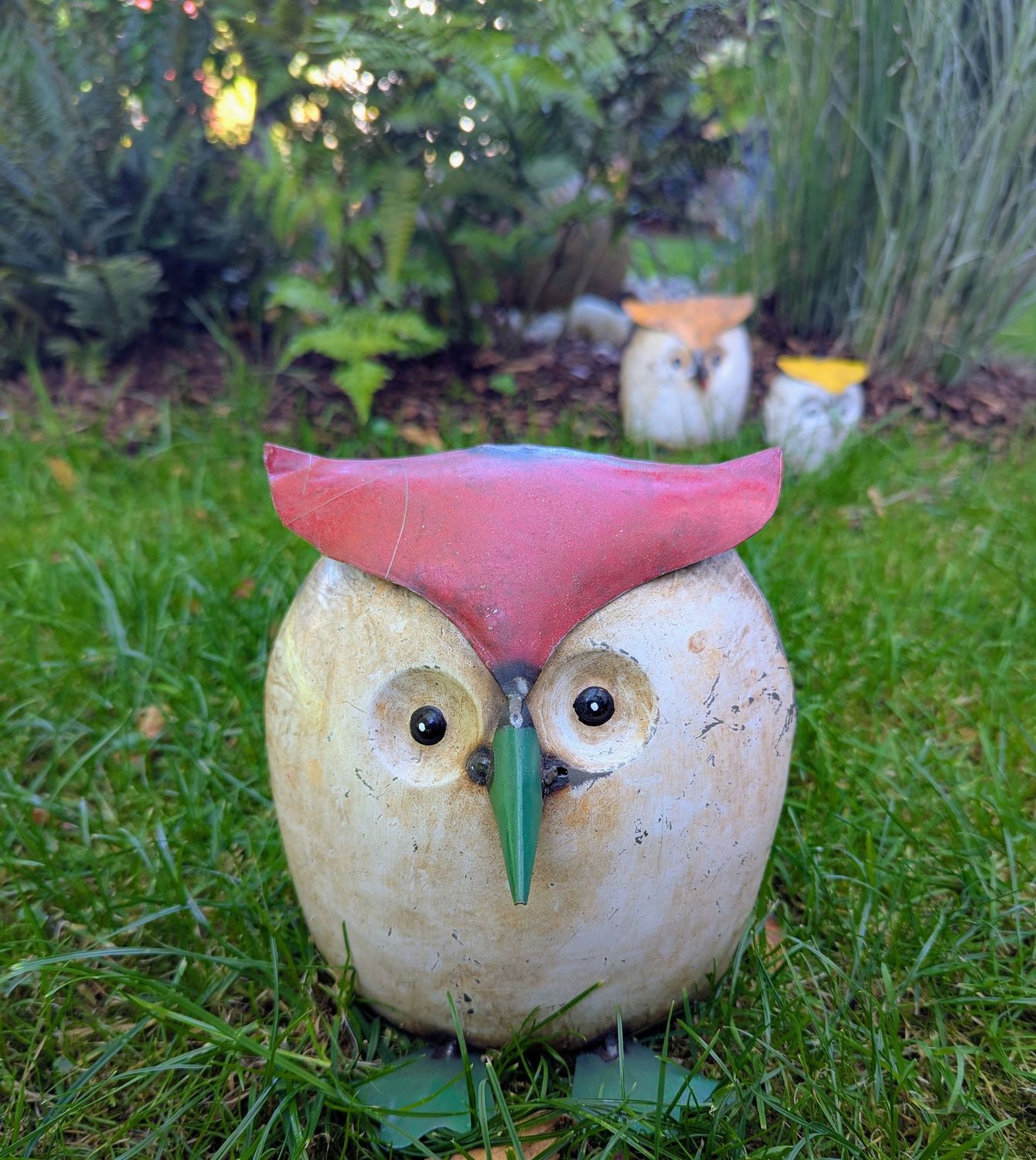 Dekofigur Eule, Metall bemalt; cremefarben mit rotem Augenschild; zum Stellen und als Zaunverhübscher; used Optik; H20cm B17,5cm T12,5cm