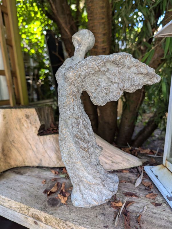 Engelfigur Sezechiel, Harz in Bronzeoptik; grau gewischt mit goldenen Akzenten; H 32cm B bis 16cm T 17cm Engelfigur Sezechiel, Harz in Bronzeoptik; grau gewischt mit goldenen Akzenten; H 32cm B bis 16cm T 17cm