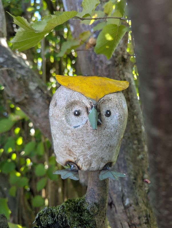 Dekofigur Eule, Metall bemalt; cremefarben mit gelbem Augenschild; zum Stellen und als Zaunverhübscher; used Optik; H12cm B10cm T7cm Dekofigur Eule, Metall bemalt; cremefarben mit gelbem Augenschild; zum Stellen und als Zaunverhübscher; used Optik; H12cm B10cm T7cm