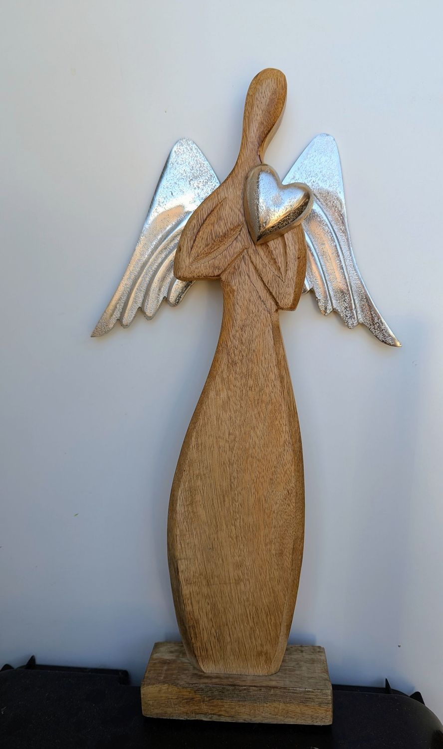 Engelfigur Merentel, Mangoholz,Flügel und Herz Metall versilbert; H42cm B bis 21cm T5cm