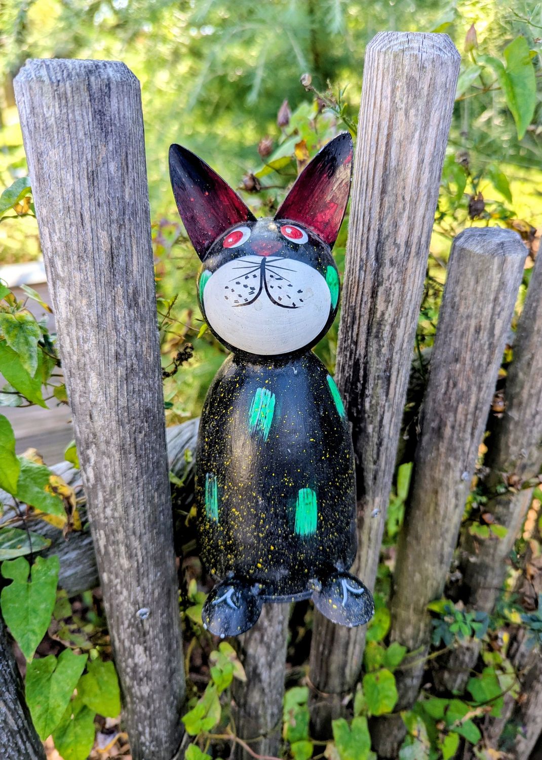 Zaunhocker Katze "Catty Warhol", Metall bemalt; schwarz, gelb gesprenkelt und grüne Akzente; H21,5cm B11,5cm Dm9cm