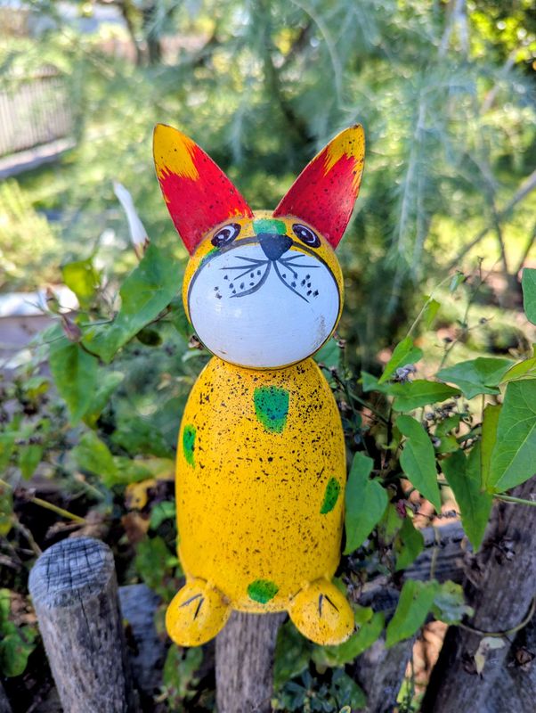 Zaunhocker Katze "Catty Warhol II", Metall bemalt; schwarz, gelb gesprenkelt und grüne Akzente; H21,5cm B11,5cm Dm9cm