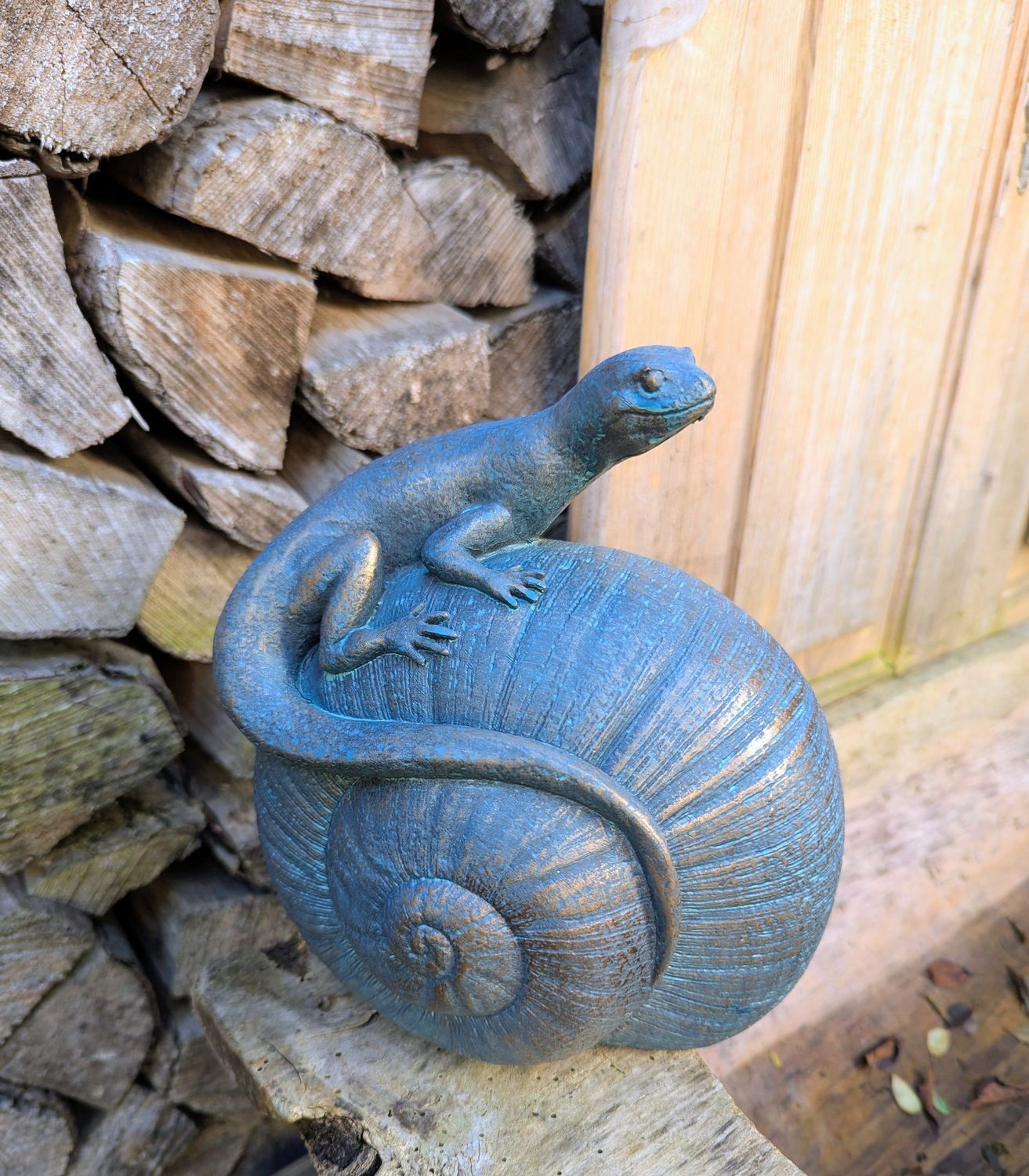 Eidechse auf Schneckenhaus, Kunstharz, Bronze Optik; türkis-petrol gewischt auf goldenem Untergrund, H20cm L17cm B13,5cm